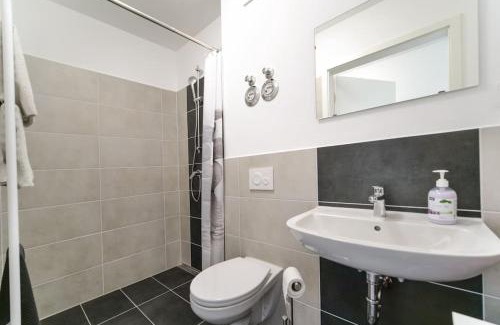 Aue Apartment | Preiswertes modernes Gästezimmer in Aue Bad-Schlema