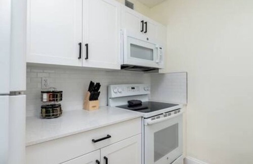Coral Shores Apartment | Premier 2-Bedroom Apartment in Prime Area in FLL