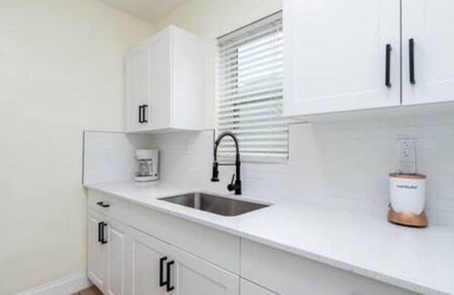 Coral Shores Apartment | Premier 2-Bedroom Apartment in Prime Area in FLL
