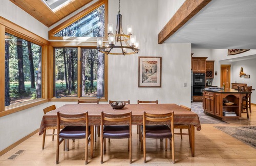Black Butte Ranch House | Premier Black Butte Golf Course Home w/hot tub and sauna