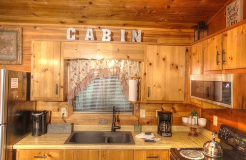 Sautee Nacoochee Cabin | PREMIER CABIN! Serenity A one level getaway with everything you need on a small creek.