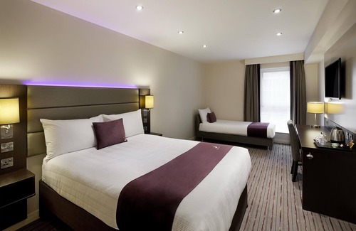 Eaton Socon Hotel | Premier Inn St. Neots - Colmworth Park