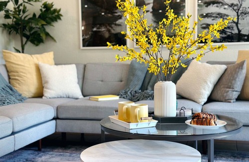 Harlow House | Premier Location: Group-Friendly, Walk to Autzen!
