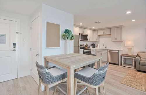 Plymouth Cultural District Apartment | Premier Ocean View Corner Condo (875S.F.)