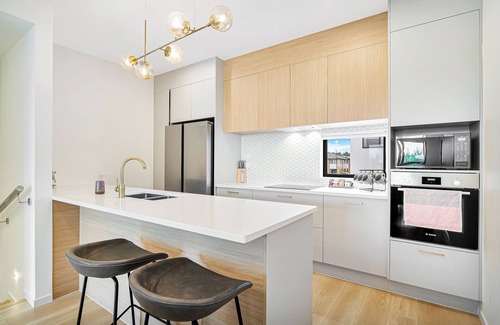Auckland Central Business District House | Premier Parkview 3-Bedroom House with Garage Unit 33