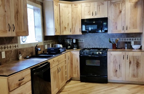 Peninsula Village Cabin | Premiere Family-Friendly Lakeside Cabin, Beautiful Views, Free Dock & Boat Slip