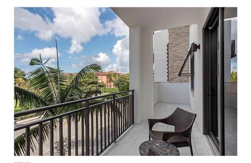 Redevelopment Area Condo | Premiere Old Naples location