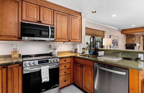 Wintergreen Condo | Premiere Two bedroom getaway Slope Side Wintergreen Resort Condo
