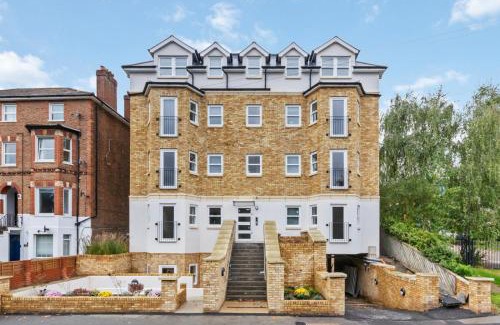 Leatherhead Apartment | Premium 2-Bedroom Apartment, Leatherhead, Sleeps 4