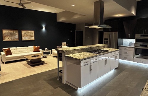 Burley Apartment | Premium 2-bedroom deluxe luxury suite above a private speakeasy