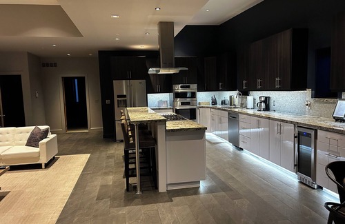 Burley Apartment | Premium 2-bedroom deluxe luxury suite above a private speakeasy