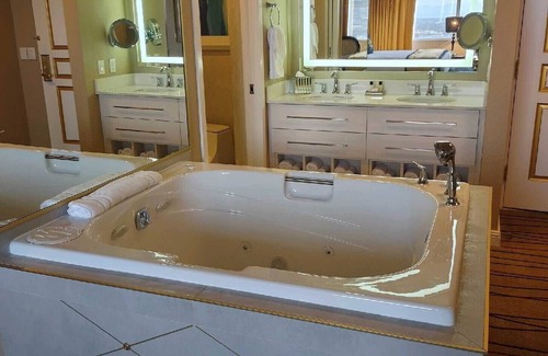Winchester Resort | Premium 2 Bedroom Villa w/King Beds 3 Bathrooms & Living Room w/Queen Sofa-Bed