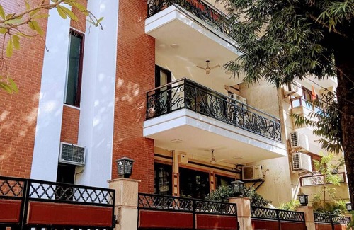 Hauz Khas Apartment | Premium 3-bedroom apartment with Air purifiers, AC, WiFi in Green Park Delhi