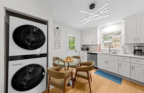 Charlotte House | Premium 3B Remodeled Home w Hot tub