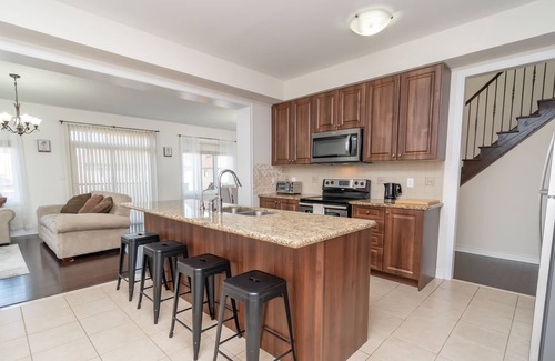Waterloo House | Premium 4 Bed, Parking & Steaming Services, Mins From UOW