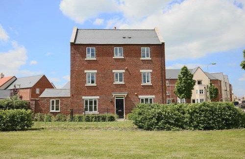 Bicester House | Premium 4 large double bed townhouse in Bicester, next to Bicester Village