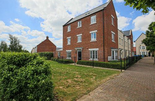 Bicester House | Premium 4 large double bed townhouse in Bicester, next to Bicester Village