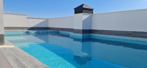 Torrevieja Apartment | Premium Apartment 8 pers with a rooftop swimming pool and sea views - 3 min Playa de Cura