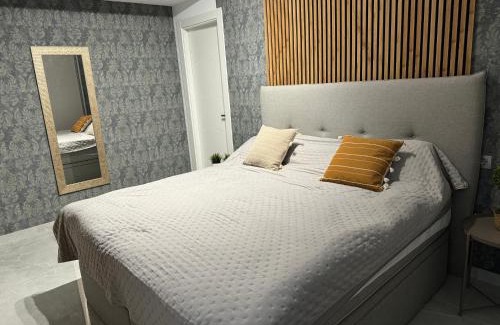 Torrevieja Apartment | Premium Apartment 8 pers with a rooftop swimming pool and sea views - 3 min Playa de Cura