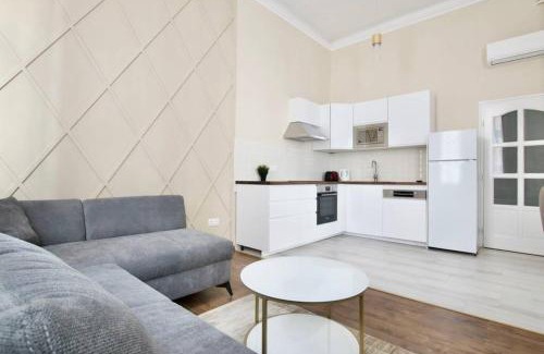 Inner City Budapest Apartment | Premium Apartment by Hi5-Vaci str. 3 bedroom (219)