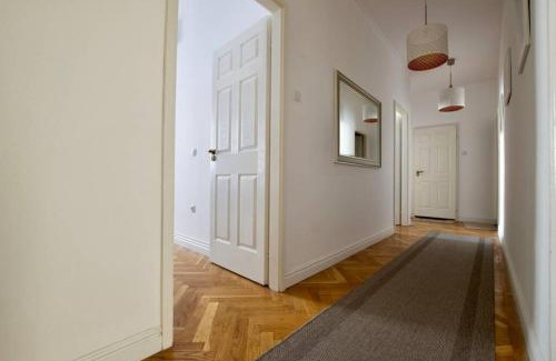 Inner City Budapest Apartment | Premium Apartment by Hi5-Vaci str. 3 bedroom (218)