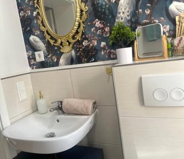 Huckingen Apartment | Premium-Apartment im Duisburger Süden, nähe Düsseldorf Flughafen & Messe, Komplett ausgestattetes Apartment mit modernen Altbau-Flair