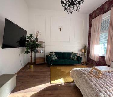Huckingen Apartment | Premium-Apartment im Duisburger Süden, nähe Düsseldorf Flughafen & Messe, Komplett ausgestattetes Apartment mit modernen Altbau-Flair