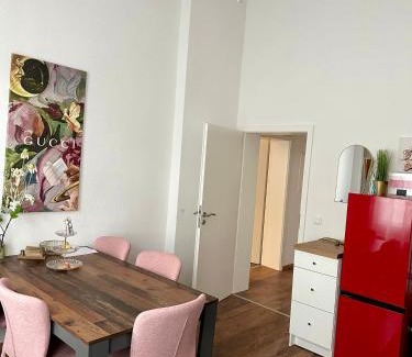 Huckingen Apartment | Premium-Apartment im Duisburger Süden, nähe Düsseldorf Flughafen & Messe, Komplett ausgestattetes Apartment mit modernen Altbau-Flair