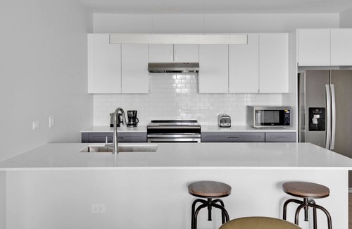 Arlington Heights Apartment | Premium Arlington Heights 1BR w/ Gym & W/D, near Metra, by Blueground