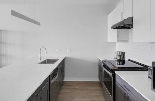 Arlington Heights Apartment | Premium Arlington Heights 1BR w/ Gym & W/D, near Metra, by Blueground
