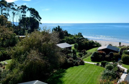 Parapara Villa | Premium Beachfront Villa- Adrift in Golden Bay (adults only)
