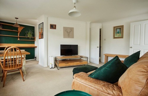 Stroud Apartment | Premium Central Stroud Apartment with Parking x2