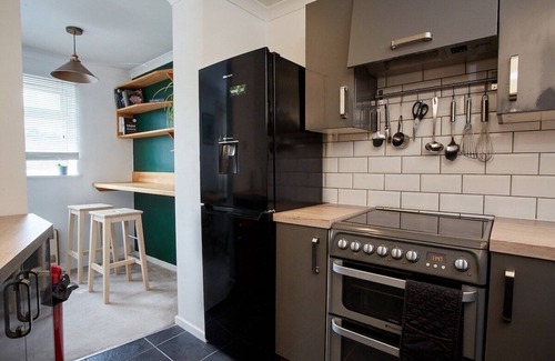 Stroud Apartment | Premium Central Stroud Apartment with Parking x2
