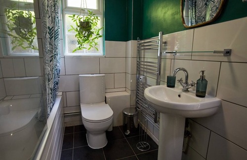 Stroud Apartment | Premium Central Stroud Apartment with Parking x2