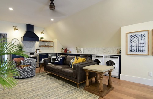 Kingsville House | PREMIUM COACH HOUSE... on the shores of Lake Erie