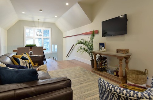 Kingsville House | PREMIUM COACH HOUSE... on the shores of Lake Erie