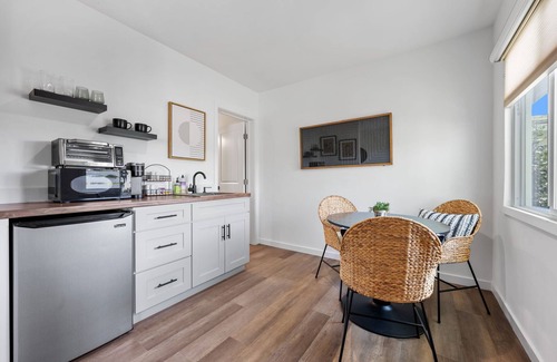 South Oceanside House | Premium Deluxe King Studio + Patio - South Oceanside Bunalow 10