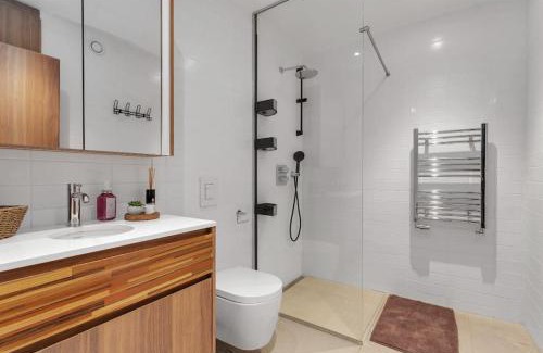 Teigar Apartment | Premium Downtown Queen Apartment KARTULI