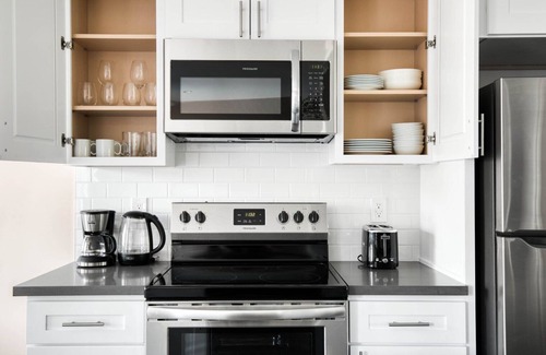 Encino Apartment | Premium Encino 1BR w/W/D, Pool & Gym, nr Ventura Blvd, by Blueground