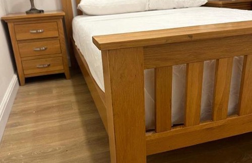 Cranbrook Apartment | Premium flat! Enjoy luxurious white Egyptian bedding near Gants Hill Station, Ilford, London