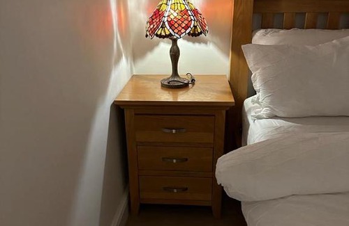 Cranbrook Apartment | Premium flat! Enjoy luxurious white Egyptian bedding near Gants Hill Station, Ilford, London