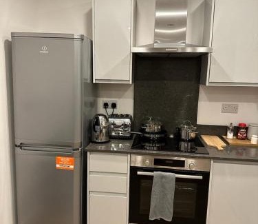 Cranbrook Apartment | Premium flat! Enjoy luxurious white Egyptian bedding near Gants Hill Station, Ilford, London