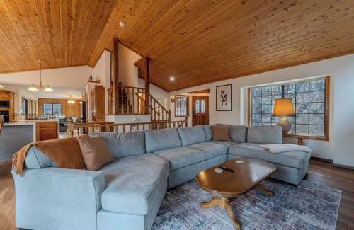 Upper Moonridge House | PREMIUM FOREST & SLOPE VIEWS! Remodeled, JACUZZI, WET BAR, PACMAN, EV CHARGER!