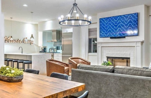 Hillsboro West End House | Premium Home Rooftop Pool Table 13 Beds