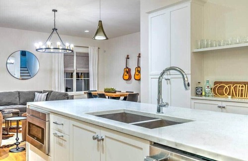 Hillsboro West End House | Premium Home Rooftop Pool Table 13 Beds