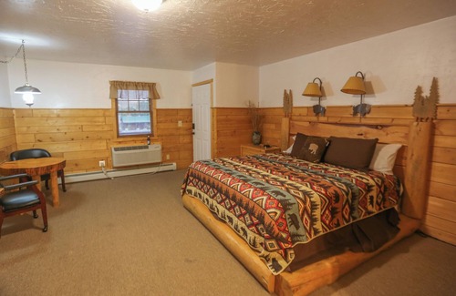 Dubois Cabin | Premium King Room, River & Mountain Views, Hot Tub and Parking!