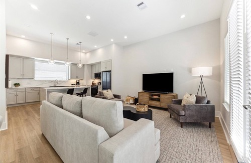 Spring Branch Central House | Premium New Construction 3-bedroom - 15 Min to Downtown
