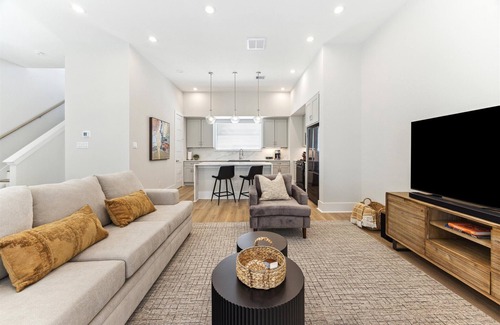 Spring Branch Central House | Premium New Construction 3-bedroom - 15 Min to Downtown