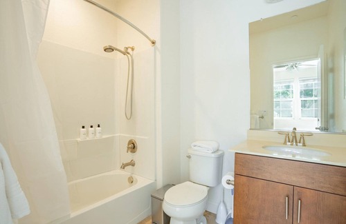 Newark House | Premium Newark 4BR w/Balcony, close to Restaurants & Mall, by Blueground