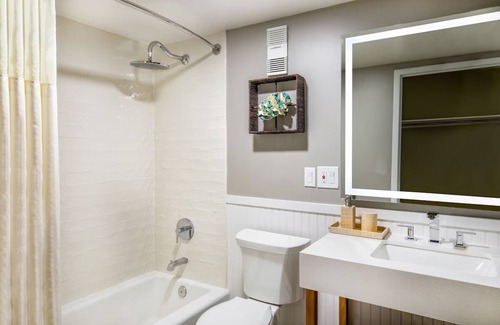 North Ocean City Hotel | Premium Ocean 2 Queens, Ashore Resort & Beach Club, Beach Umbrellas